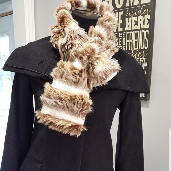🧣FAUX FUR SET OF STOLE AND GLOVES. - Picture 3 of 11